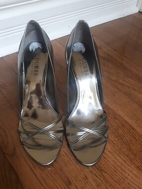 New GUESS Silver Metallic Strappy Peep-Toe Heels
